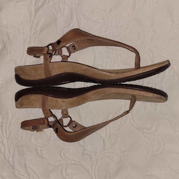 Vionic Kirra sandals tan with gold hardware sz 6 - Picture 3 of 8
